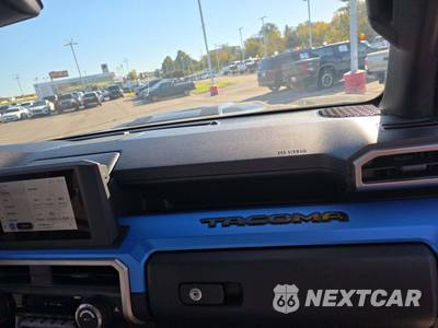 2025 Toyota Tacoma i-FORCE MAX TRD Sport Crew Cab Medium Bed - zdjęcie 15 z 18 - miniatura