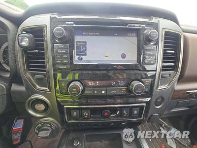 2017 Nissan TITAN Platinum Reserve Crew Cab Short Bed - zdjęcie 10 z 37 - miniatura