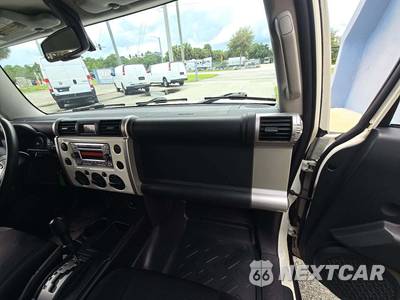 2014 Toyota FJ Cruiser w/Rear Doors - zdjęcie 16 z 25 - miniatura