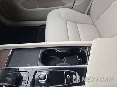 2022 Volvo XC60 Recharge Plug-In Hybrid T8 Inscription Expression - zdjęcie 8 z 25 - miniatura