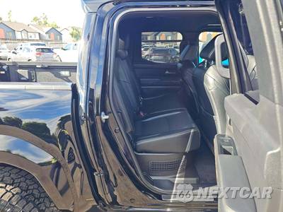 2025 Toyota Tacoma i-FORCE MAX Limited Crew Cab Medium Bed - zdjęcie 13 z 27 - miniatura
