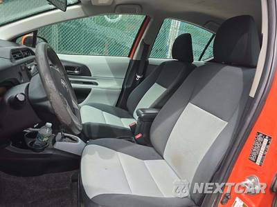 2014 Toyota Prius c Two - zdjęcie 6 z 31 - miniatura