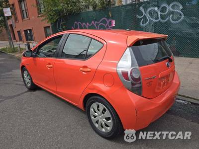 2014 Toyota Prius c Two - zdjęcie 2 z 31 - miniatura