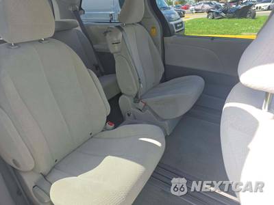 2014 Toyota Sienna LE 8-Passenger 119.3" WB - zdjęcie 17 z 27 - miniatura