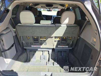 2015 Toyota Sienna XLE 8-Passenger 119.3" WB - zdjęcie 15 z 27 - miniatura