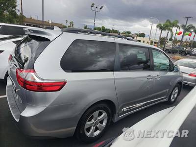 2020 Toyota Sienna LE 8-Passenger 119.3" WB - zdjęcie 4 z 25 - miniatura