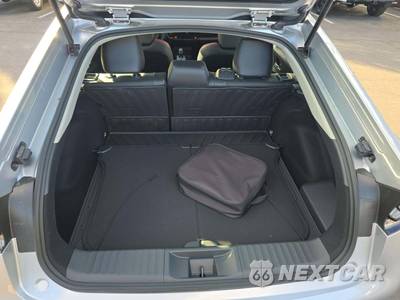 2026 Toyota Prius Plug-In Hybrid XSE - zdjęcie 11 z 20 - miniatura