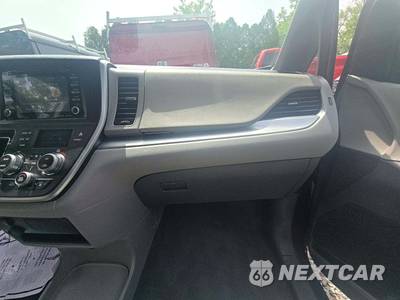 2020 Toyota Sienna LE 8-Passenger 119.3" WB - zdjęcie 20 z 25 - miniatura