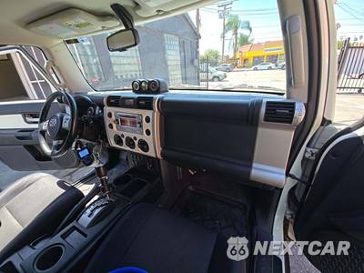 2012 Toyota FJ Cruiser w/Rear Doors - zdjęcie 19 z 31 - miniatura