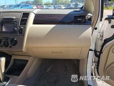 2011 Nissan Versa 1.8 SL Hatchback - zdjęcie 19 z 33 - miniatura
