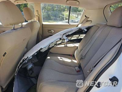 2011 Nissan Versa 1.8 SL Hatchback - zdjęcie 13 z 33 - miniatura