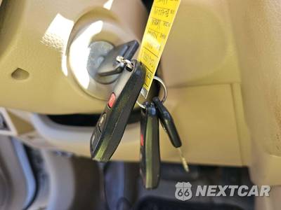 2011 Nissan Versa 1.8 SL Hatchback - zdjęcie 8 z 33 - miniatura