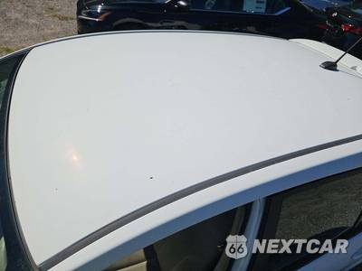 2011 Nissan Versa 1.8 SL Hatchback - zdjęcie 12 z 33 - miniatura