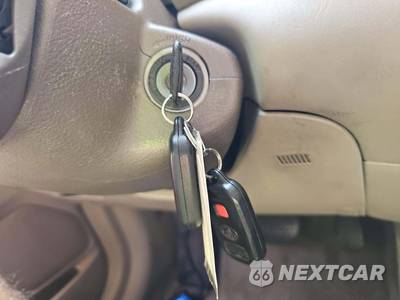 2004 Toyota Camry LE - zdjęcie 8 z 34 - miniatura