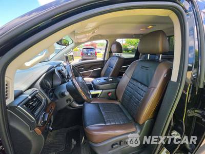 2019 Nissan TITAN Platinum Reserve Crew Cab Short Bed - zdjęcie 3 z 23 - miniatura