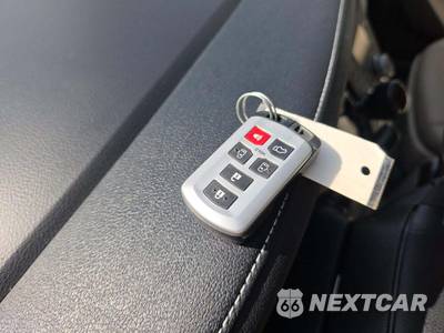 2016 Toyota Sienna XLE 8-Passenger 119.3" WB - zdjęcie 8 z 23 - miniatura