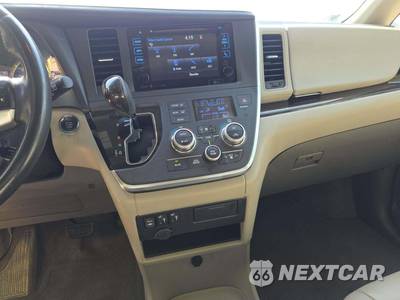 2016 Toyota Sienna XLE 8-Passenger 119.3" WB - zdjęcie 10 z 23 - miniatura