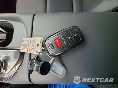 2025 Toyota Crown Signia XLE - zdjęcie 8 z 21 - miniatura