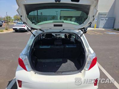 2012 Toyota Yaris SE Hatchback - zdjęcie 14 z 22 - miniatura