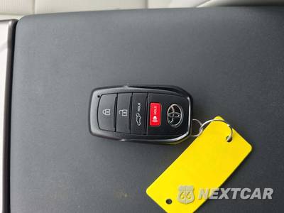 2026 Toyota RAV4 Hybrid XLE Premium - zdjęcie 8 z 22 - miniatura