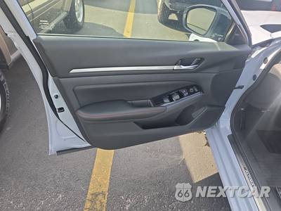 2025 Nissan Altima SR - zdjęcie 9 z 17 - miniatura