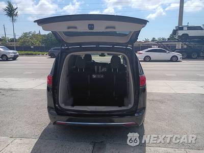2017 Chrysler Pacifica Touring L 121.6" WB - zdjęcie 8 z 30 - miniatura