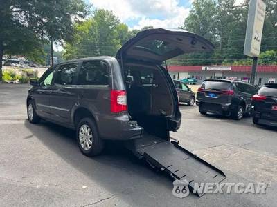 2016 Chrysler Town & Country Touring 121.2" WB