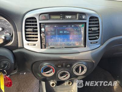 2008 Hyundai Accent SE Hatchback - zdjęcie 8 z 13 - miniatura