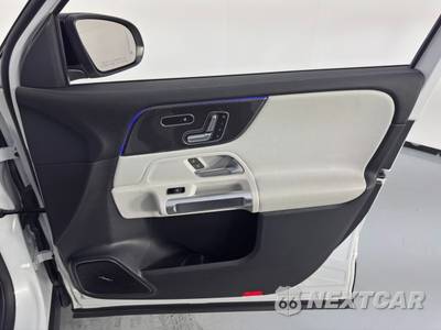 2021 Mercedes-Benz AMG GLB 35 4MATIC - zdjęcie 44 z 49 - miniatura