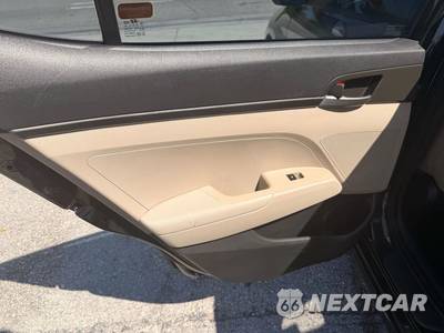 2017 Hyundai Elantra SE Sedan - zdjęcie 9 z 13 - miniatura