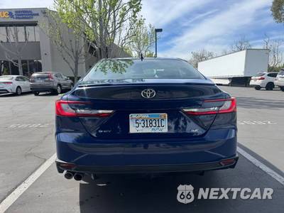 2025 Toyota Camry SE - zdjęcie 4 z 14 - miniatura