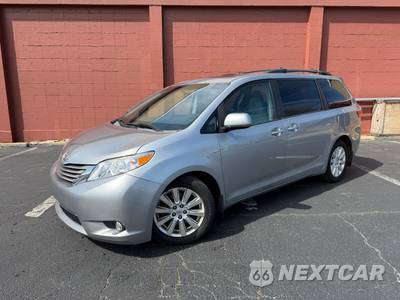 2017 Toyota Sienna XLE Premium 7-Passenger 119.3" WB