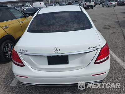 2017 Mercedes-Benz E 300 Luxury 4MATIC Sedan - zdjęcie 5 z 28 - miniatura