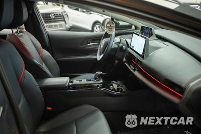 2026 Toyota Prius Plug-In Hybrid XSE - zdjęcie 13 z 33 - miniatura