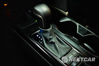 2025 Toyota Camry SE - zdjęcie 21 z 29 - miniatura