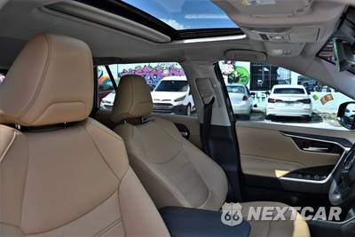 2025 Toyota RAV4 XLE Premium - zdjęcie 10 z 16 - miniatura