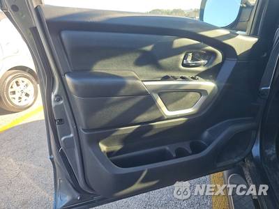 2017 Nissan TITAN SV Crew Cab Short Bed - zdjęcie 9 z 25 - miniatura