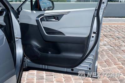 2025 Toyota RAV4 XLE - zdjęcie 13 z 43 - miniatura