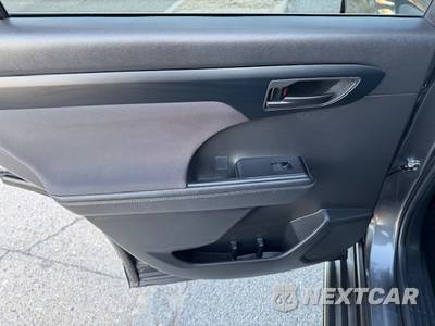 2023 Toyota Highlander LE - zdjęcie 28 z 42 - miniatura