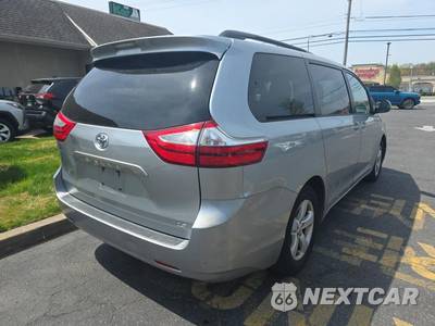 2017 Toyota Sienna LE 8-Passenger 119.3" WB - zdjęcie 4 z 41 - miniatura
