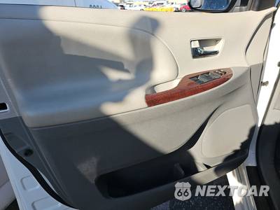 2013 Toyota Sienna XLE 7-Passenger 119.3" WB - zdjęcie 9 z 23 - miniatura