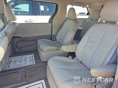 2013 Toyota Sienna XLE 7-Passenger 119.3" WB - zdjęcie 13 z 23 - miniatura