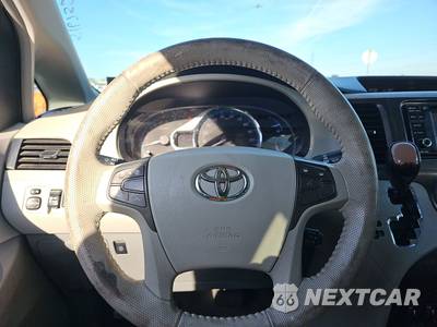 2013 Toyota Sienna XLE 7-Passenger 119.3" WB - zdjęcie 10 z 23 - miniatura
