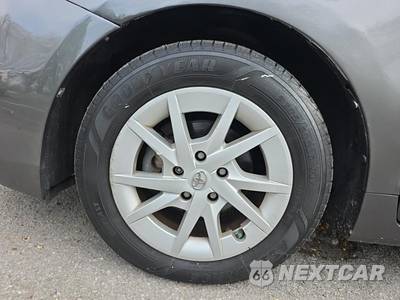 2014 Toyota Prius v Three - zdjęcie 8 z 28 - miniatura