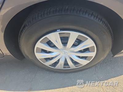 2023 Toyota Camry Hybrid LE - zdjęcie 11 z 21 - miniatura