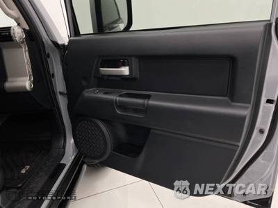 2014 Toyota FJ Cruiser w/Rear Doors - zdjęcie 37 z 50 - miniatura
