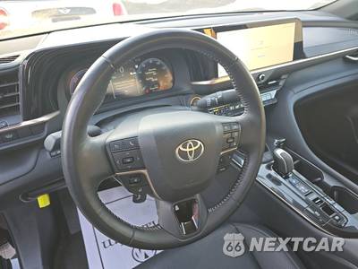 2025 Toyota Crown XLE - zdjęcie 16 z 28 - miniatura