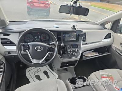 2017 Toyota Sienna LE 8-Passenger 119.3" WB - zdjęcie 14 z 23 - miniatura