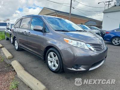 2017 Toyota Sienna LE 8-Passenger 119.3" WB - zdjęcie 3 z 23 - miniatura