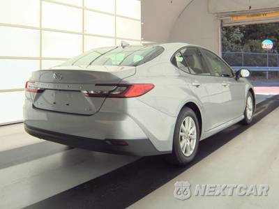 2025 Toyota Camry LE - zdjęcie 4 z 20 - miniatura